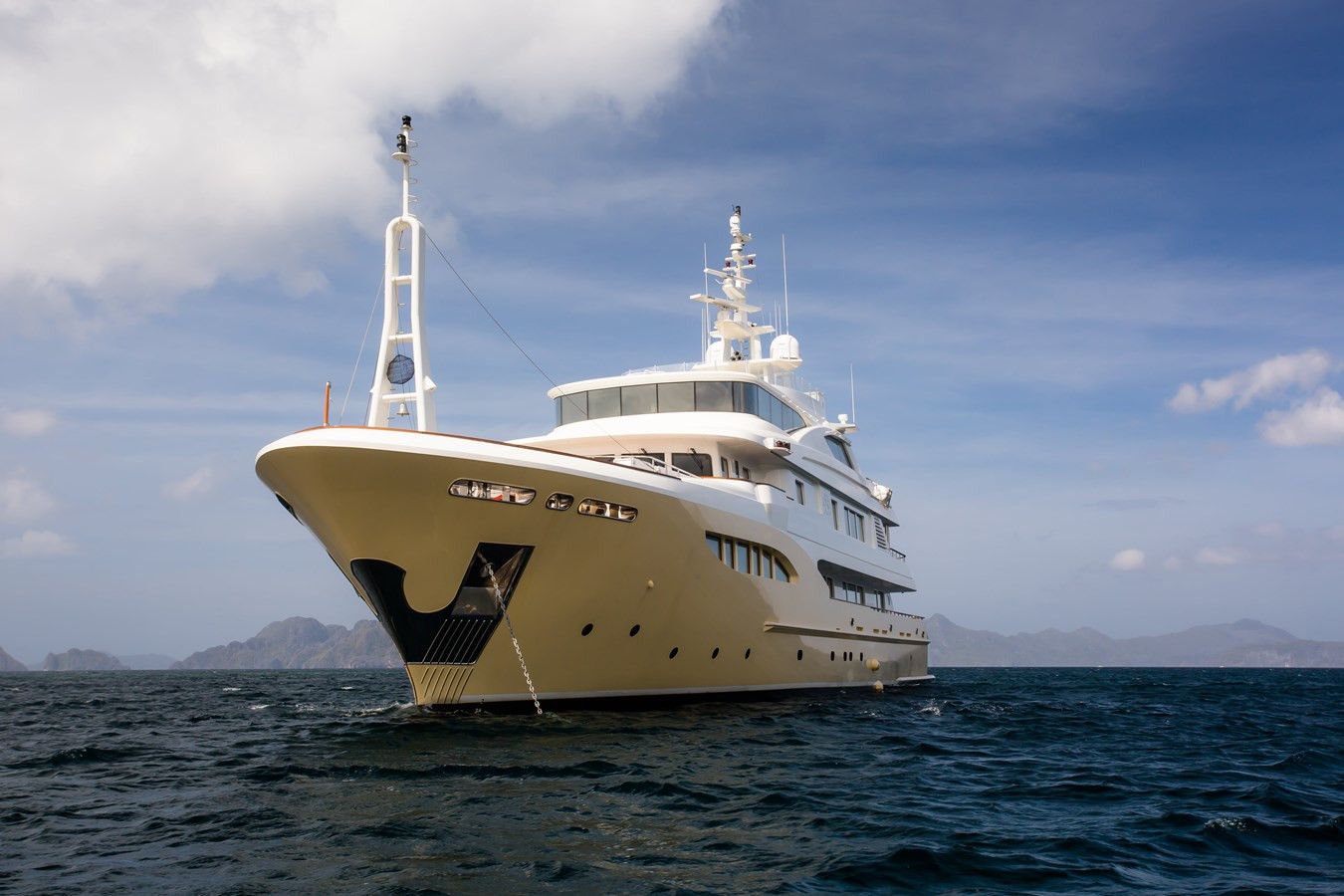 https://arconyachts.ams3.digitaloceanspaces.com/56863/conversions/large_4799529-optimize.jpg