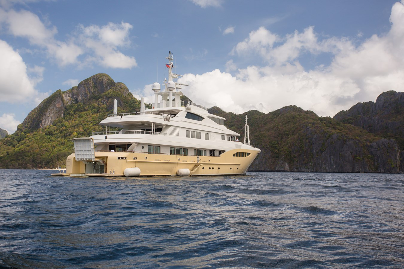 https://arconyachts.ams3.digitaloceanspaces.com/56869/conversions/large_4799547-optimize.jpg