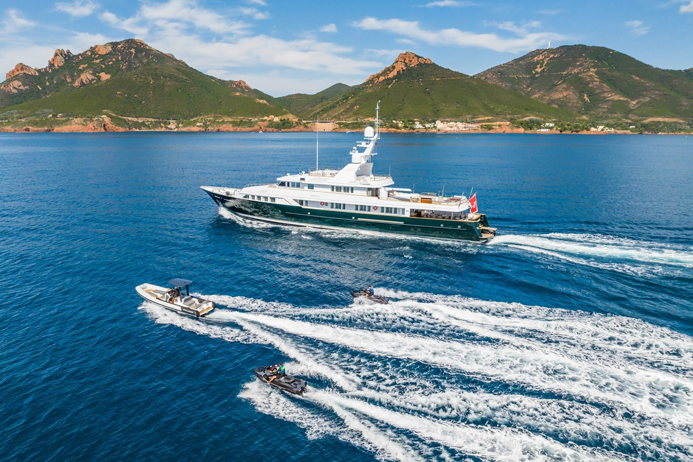 https://arconyachts.ams3.digitaloceanspaces.com/57053/conversions/large_4235924-optimize.jpg