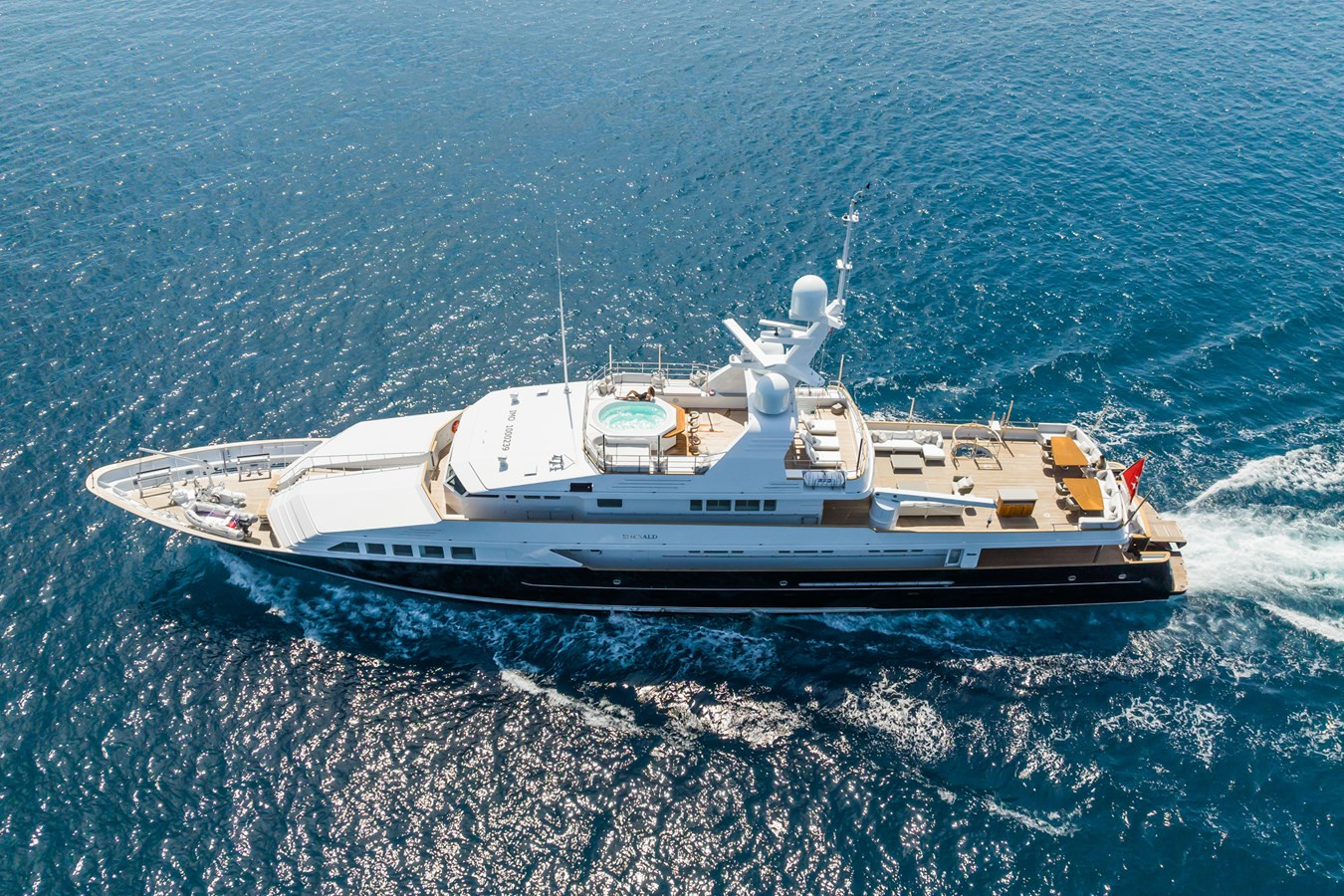 https://arconyachts.ams3.digitaloceanspaces.com/57069/conversions/large_4235931-optimize.jpg