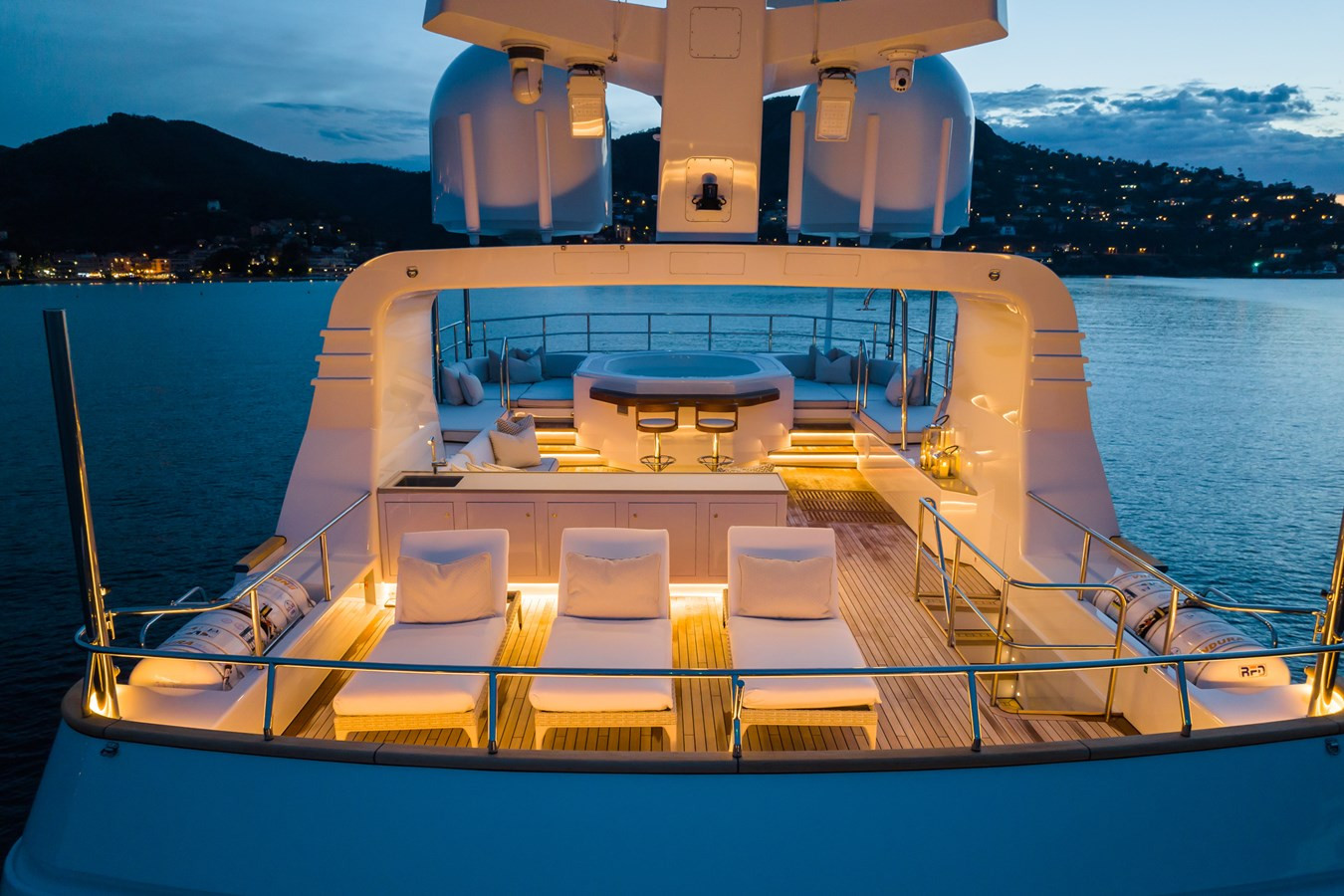 https://arconyachts.ams3.digitaloceanspaces.com/57111/conversions/large_4235946-optimize.jpg