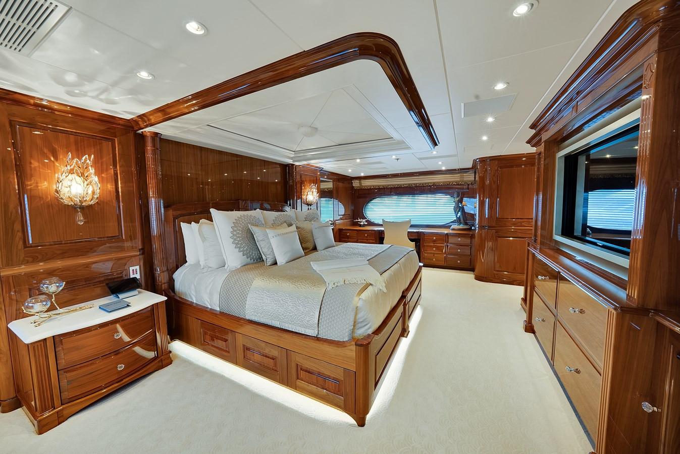 https://arconyachts.ams3.digitaloceanspaces.com/57370/conversions/large_4609185-optimize.jpg