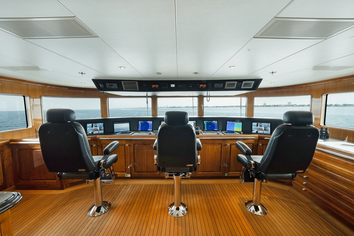 https://arconyachts.ams3.digitaloceanspaces.com/57424/conversions/large_4609206-optimize.jpg