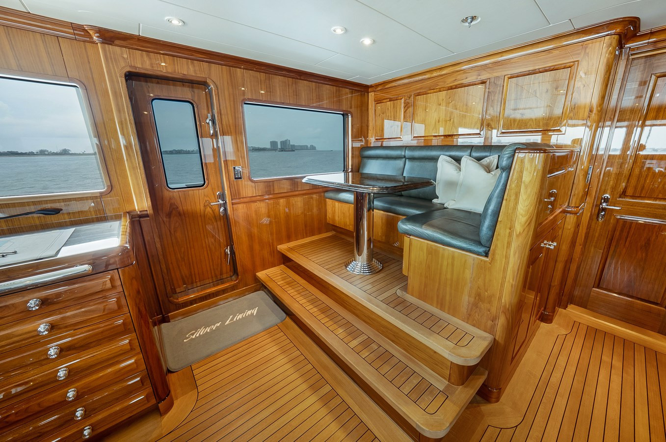 https://arconyachts.ams3.digitaloceanspaces.com/57434/conversions/large_4609209-optimize.jpg