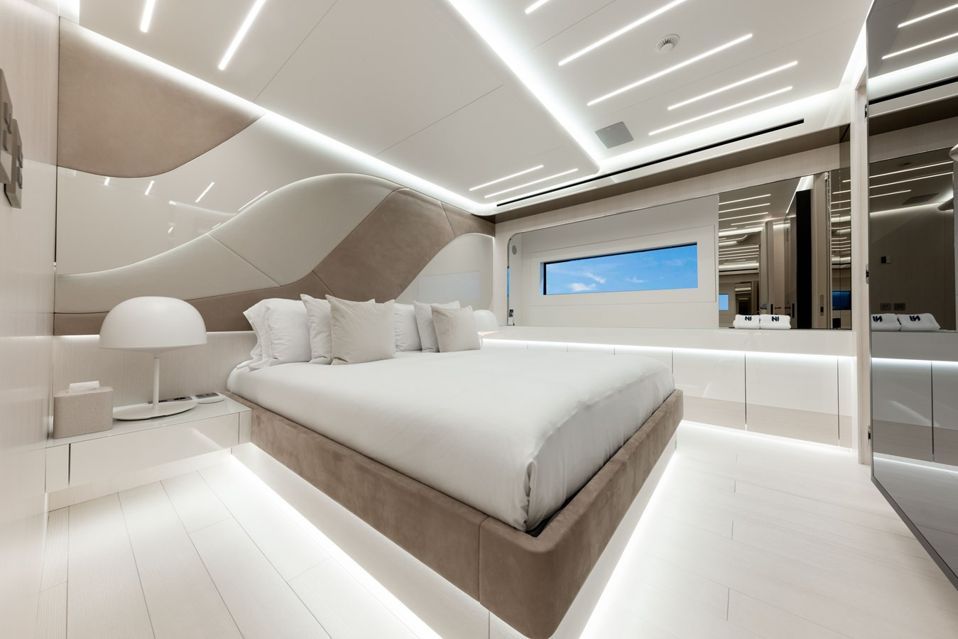 https://arconyachts.ams3.digitaloceanspaces.com/57488/conversions/large_4334123-optimize.jpg
