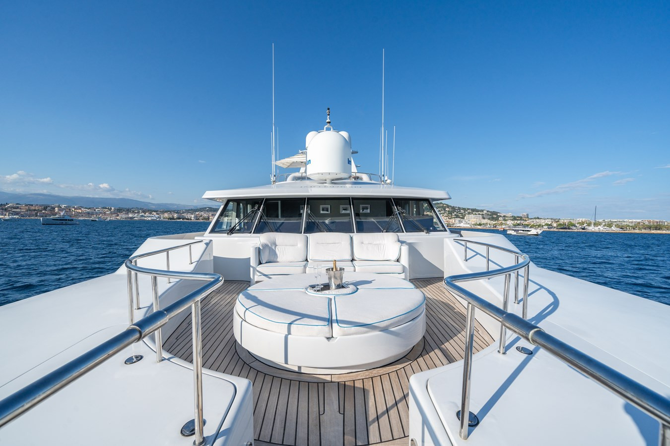https://arconyachts.ams3.digitaloceanspaces.com/57636/conversions/large_4371195-optimize.jpg