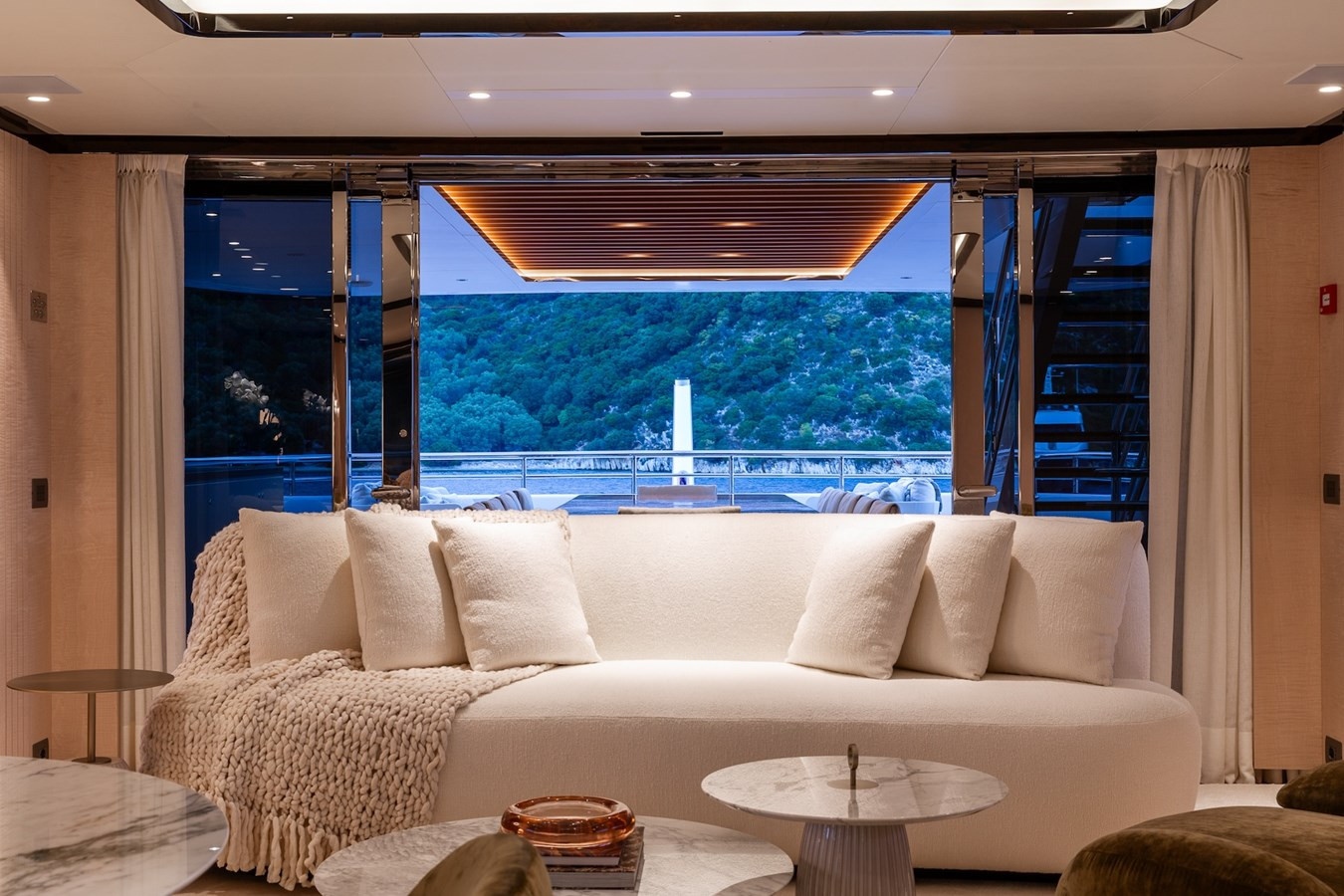 https://arconyachts.ams3.digitaloceanspaces.com/57768/conversions/large_4334882-optimize.jpg