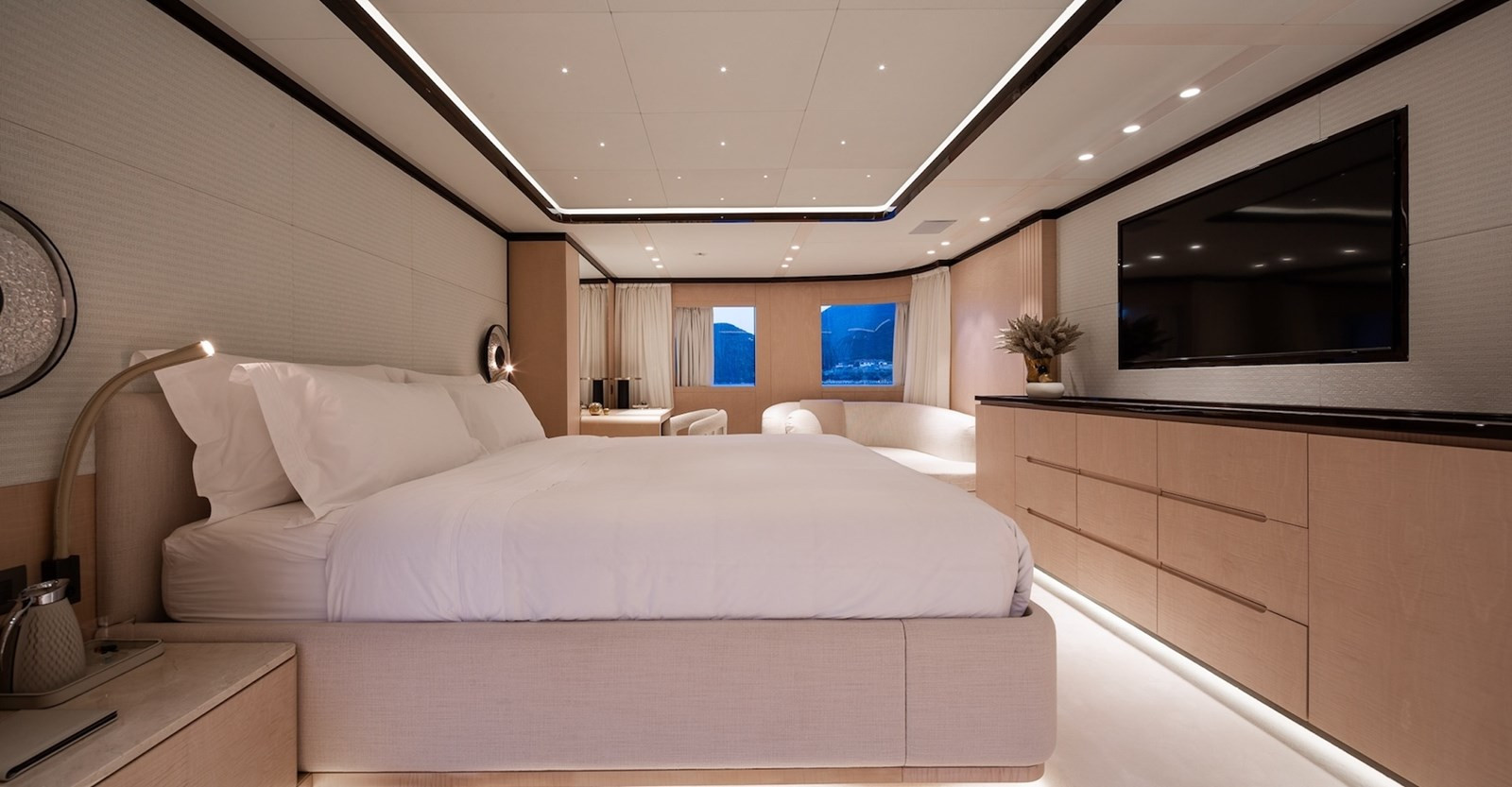 https://arconyachts.ams3.digitaloceanspaces.com/57779/conversions/large_4334886-optimize.jpg