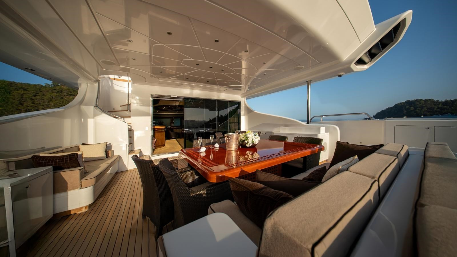 https://arconyachts.ams3.digitaloceanspaces.com/57784/conversions/large_4774139-optimize.jpg