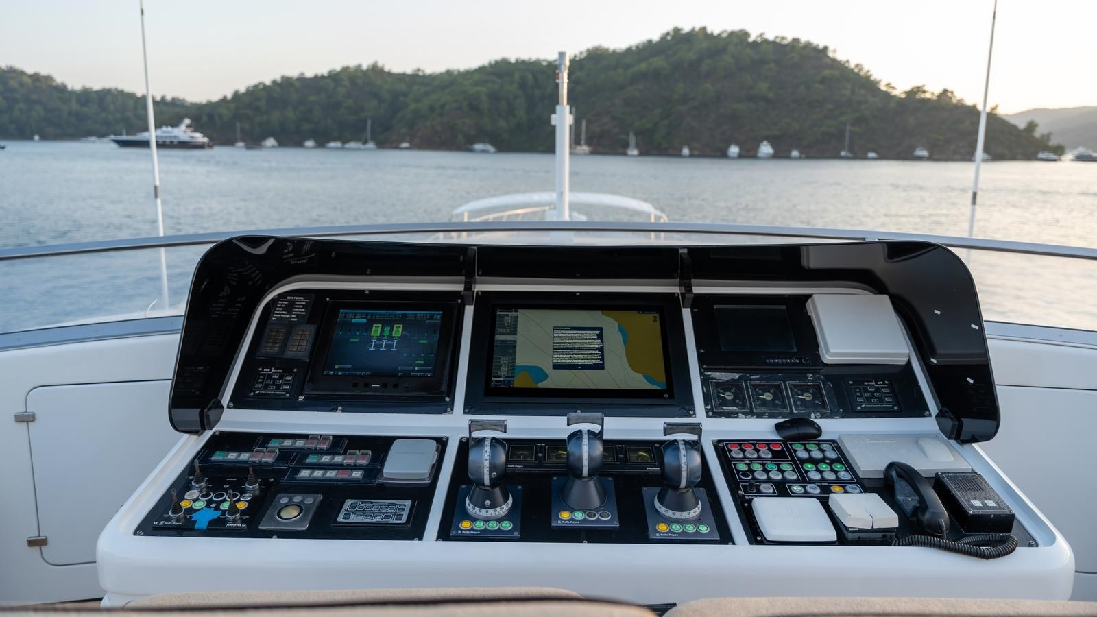https://arconyachts.ams3.digitaloceanspaces.com/57798/conversions/large_4774142-optimize.jpg