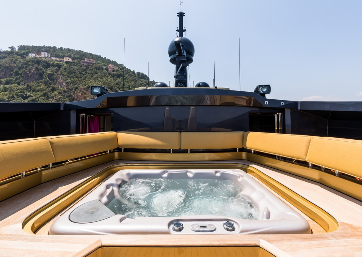 https://arconyachts.ams3.digitaloceanspaces.com/58056/conversions/large_4425511-optimize.jpg