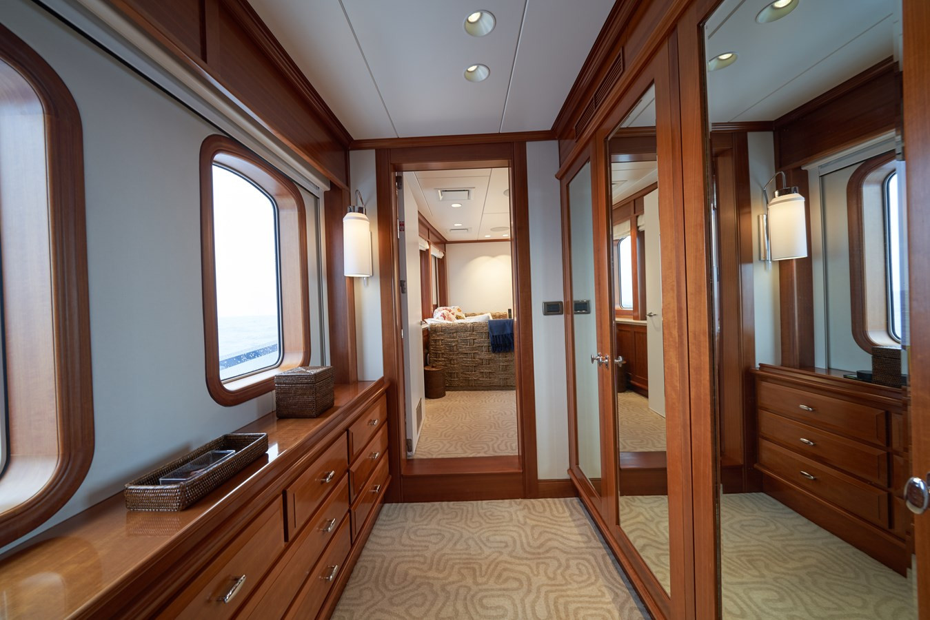 https://arconyachts.ams3.digitaloceanspaces.com/58126/conversions/large_3713105-optimize.jpg