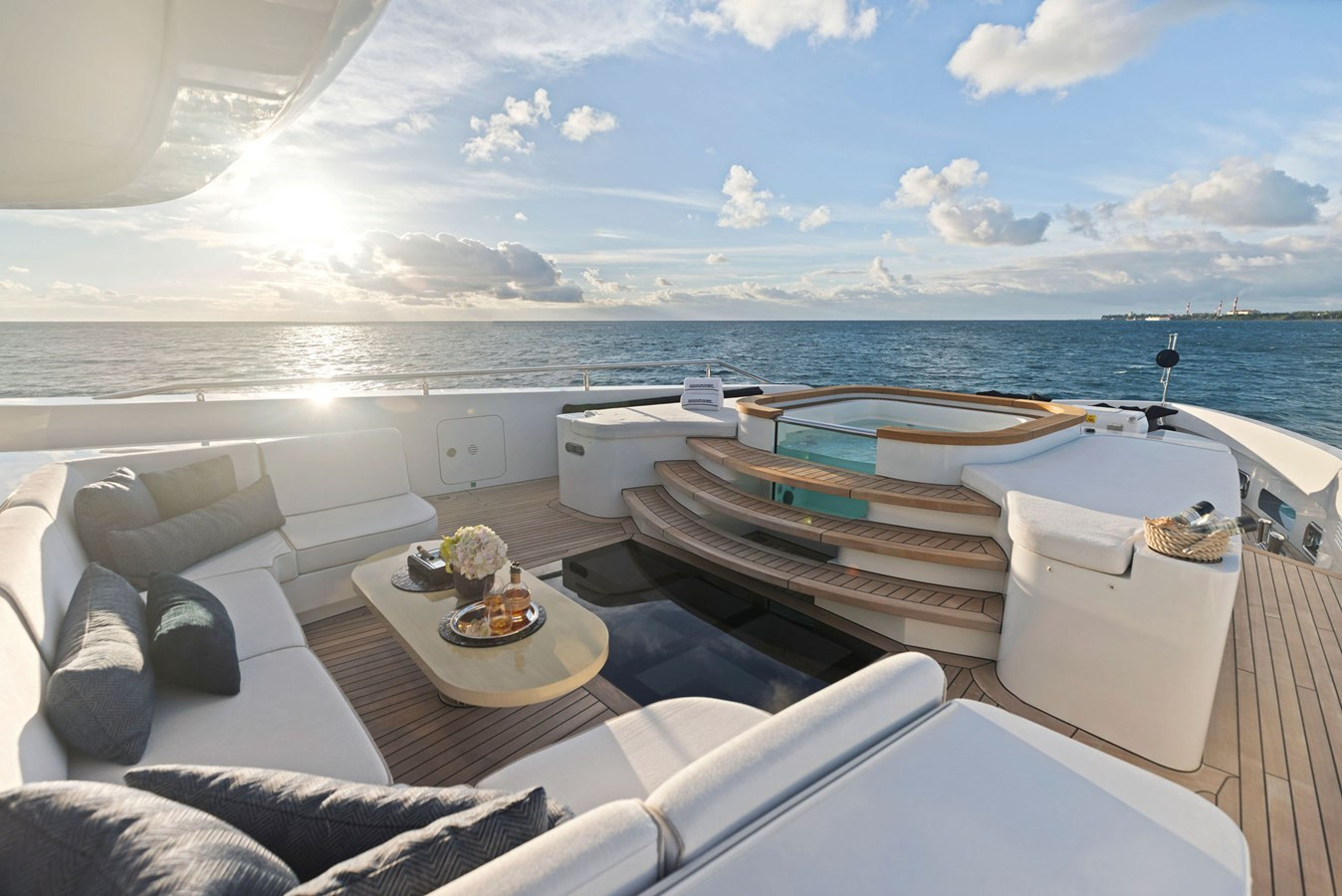 https://arconyachts.ams3.digitaloceanspaces.com/58700/conversions/large_4576657-optimize.jpg
