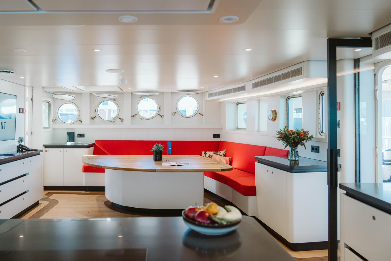 https://arconyachts.ams3.digitaloceanspaces.com/58911/conversions/large_4153192-optimize.jpg