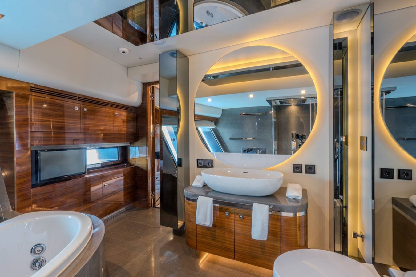 https://arconyachts.ams3.digitaloceanspaces.com/58937/conversions/large_4799214-optimize.jpg