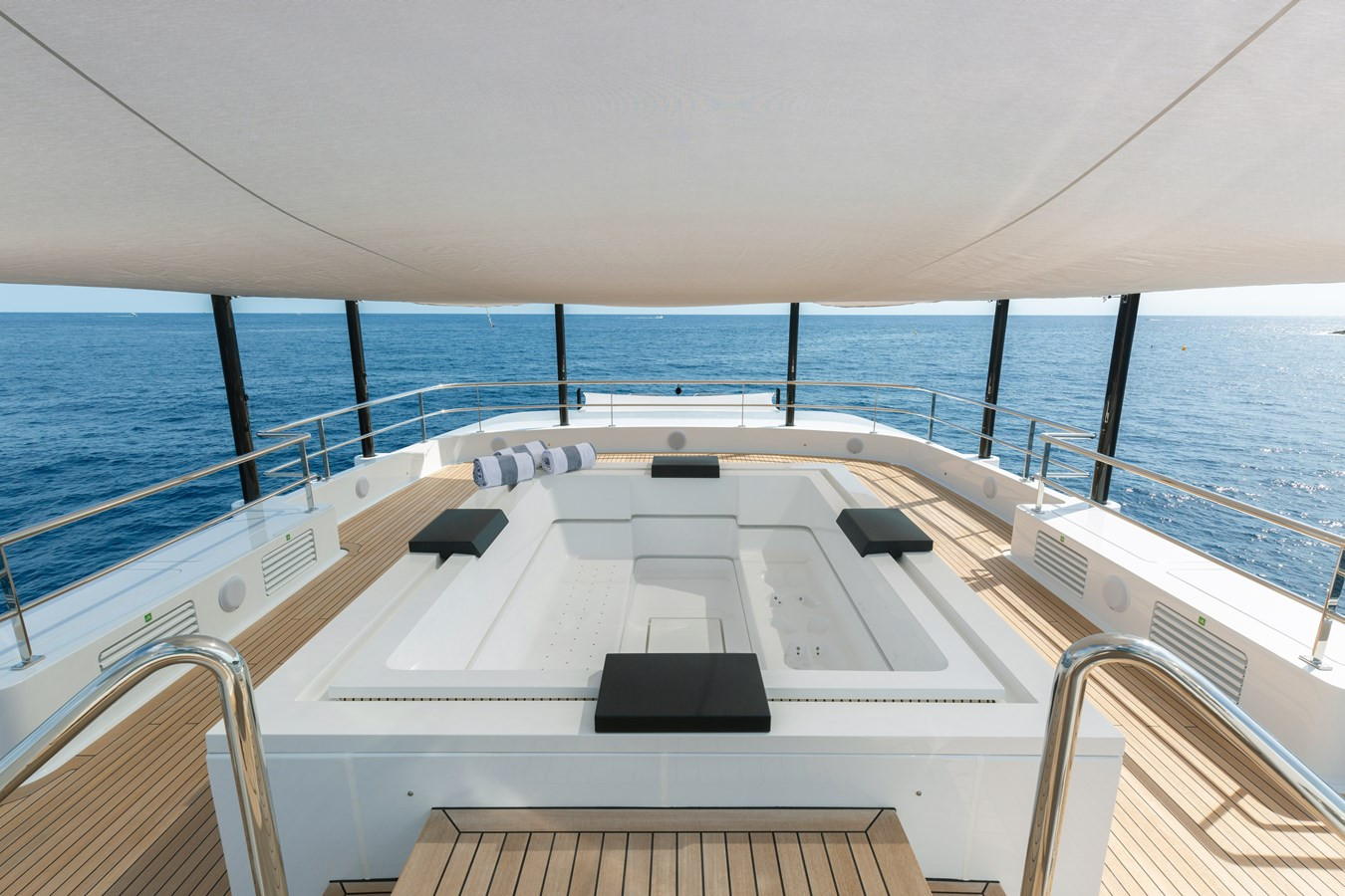 https://arconyachts.ams3.digitaloceanspaces.com/59044/conversions/large_3744175-optimize.jpg