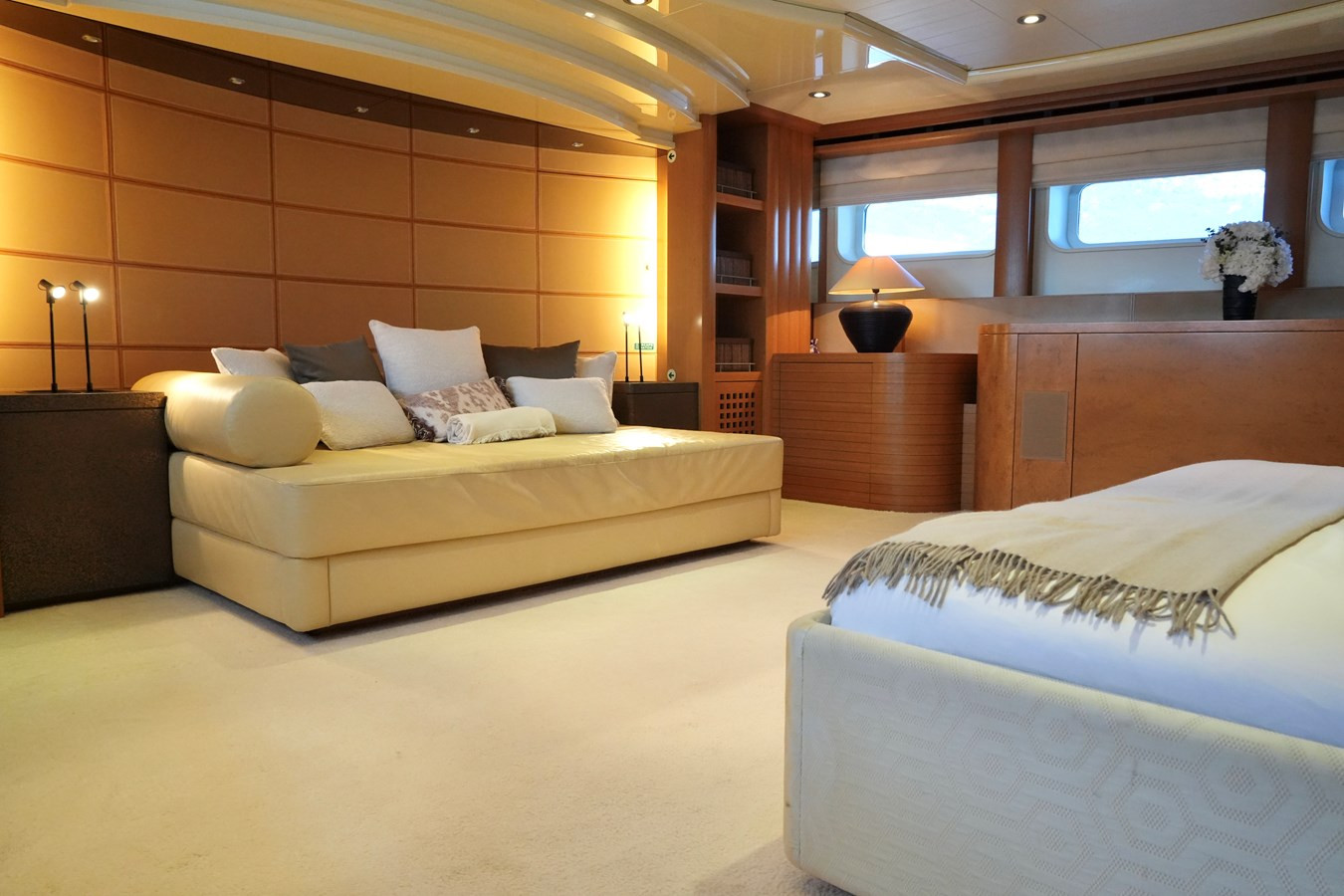 https://arconyachts.ams3.digitaloceanspaces.com/59317/conversions/large_4632927-optimize.jpg