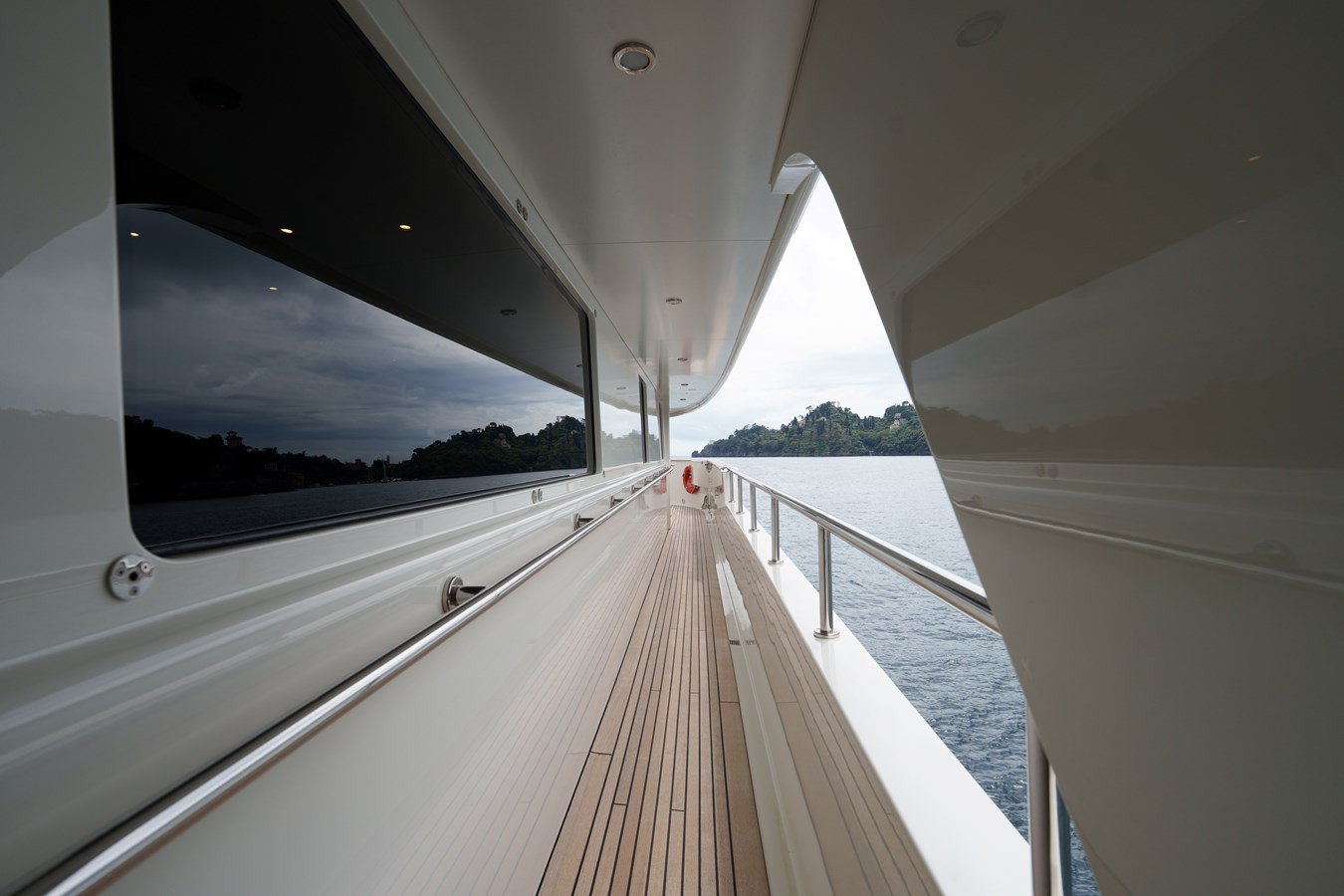 https://arconyachts.ams3.digitaloceanspaces.com/59443/conversions/large_4666694-optimize.jpg