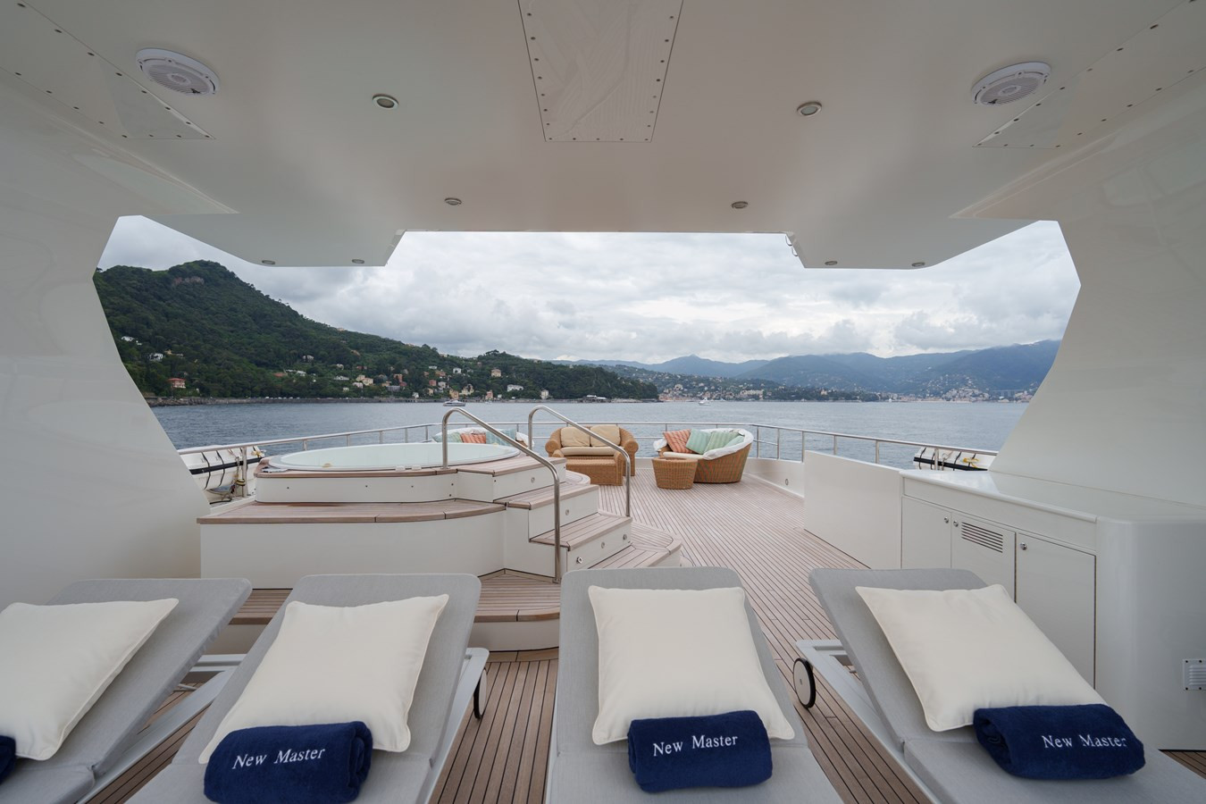 https://arconyachts.ams3.digitaloceanspaces.com/59460/conversions/large_4666697-optimize.jpg