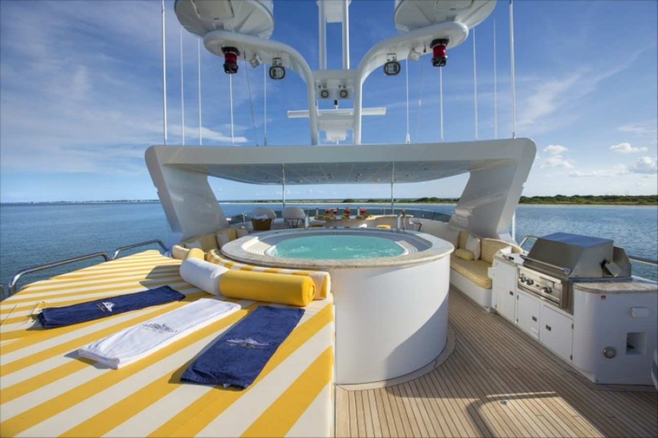 https://arconyachts.ams3.digitaloceanspaces.com/59501/conversions/large_3040440-optimize.jpg