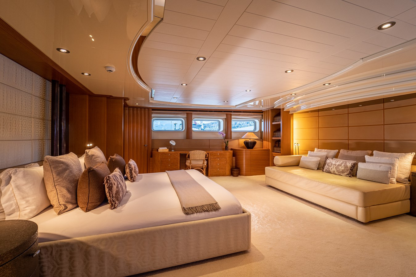 https://arconyachts.ams3.digitaloceanspaces.com/59532/conversions/large_3734360-optimize.jpg
