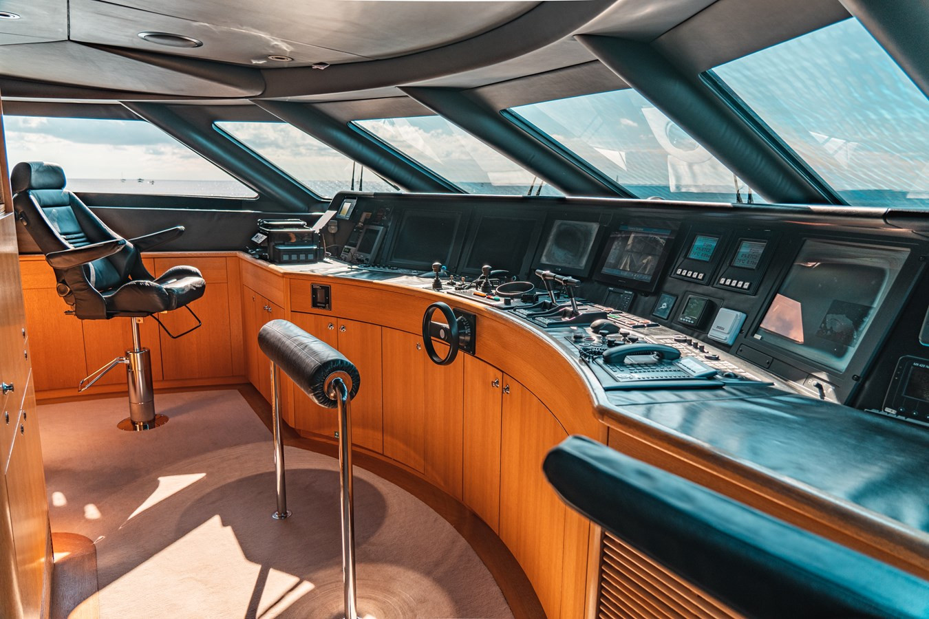 https://arconyachts.ams3.digitaloceanspaces.com/59553/conversions/large_3734367-optimize.jpg