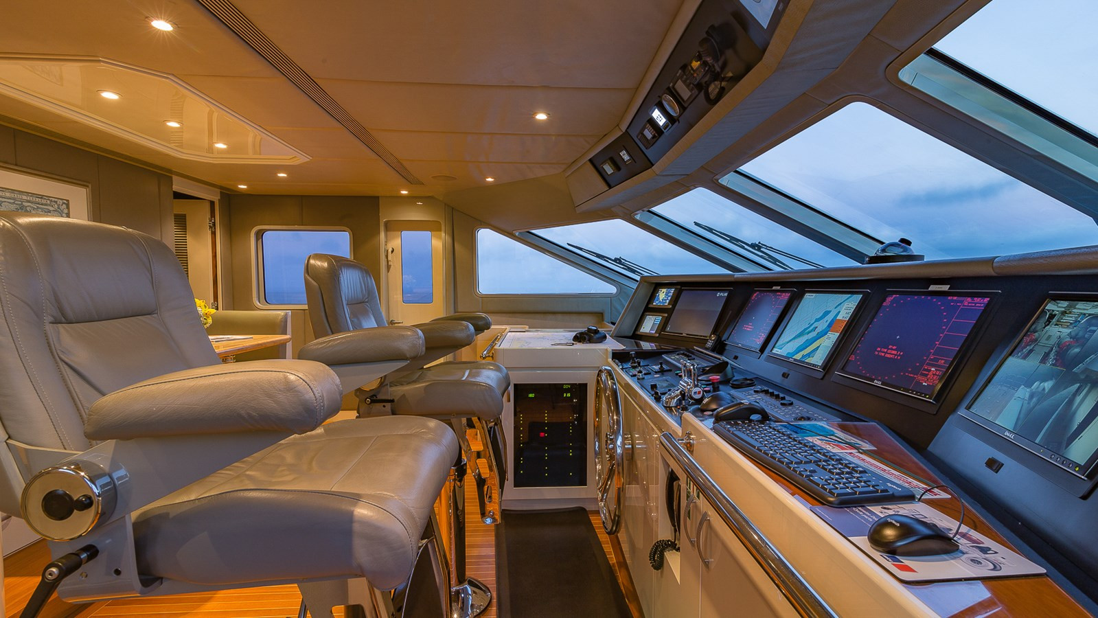 https://arconyachts.ams3.digitaloceanspaces.com/59588/conversions/large_3040402-optimize.jpg