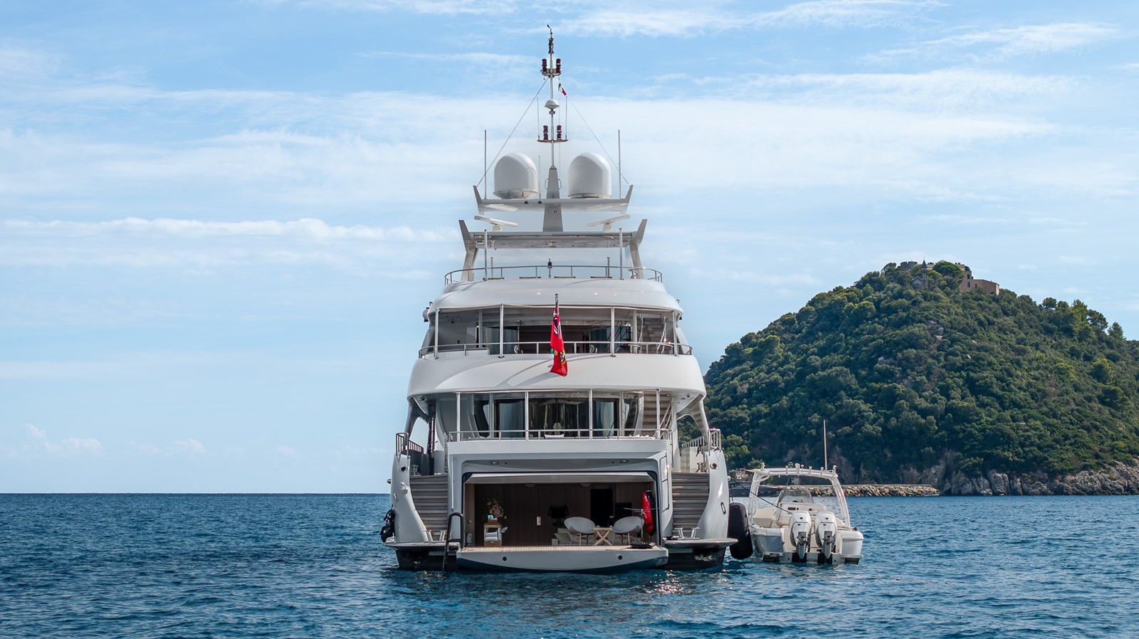 https://arconyachts.ams3.digitaloceanspaces.com/59600/conversions/large_4835280-optimize.jpg