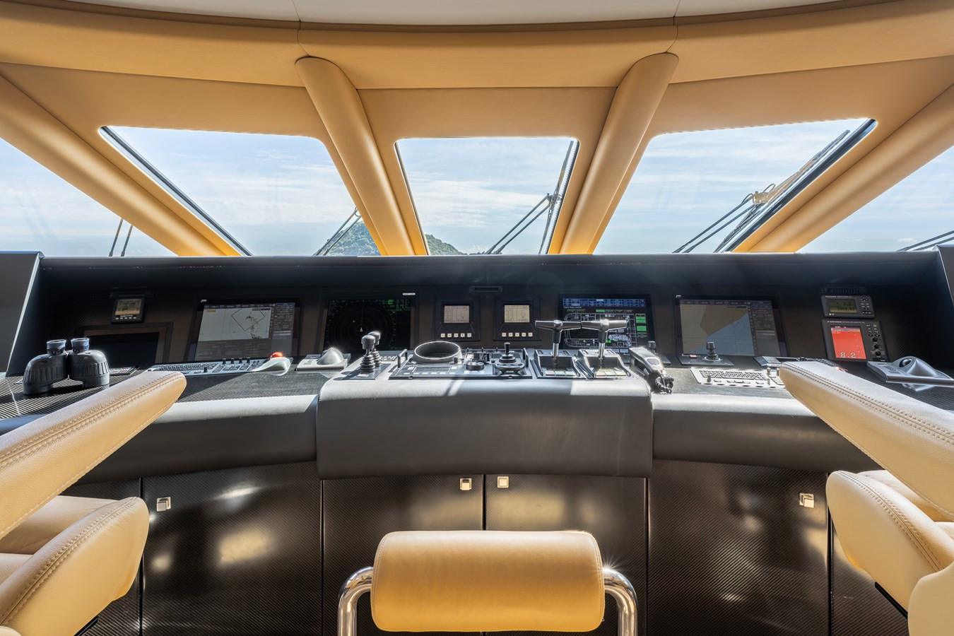 https://arconyachts.ams3.digitaloceanspaces.com/59708/conversions/large_4835337-optimize.jpg