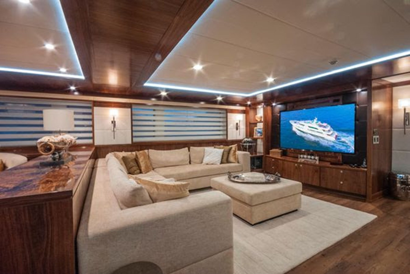 https://arconyachts.ams3.digitaloceanspaces.com/59813/conversions/large_3998917-optimize.jpg