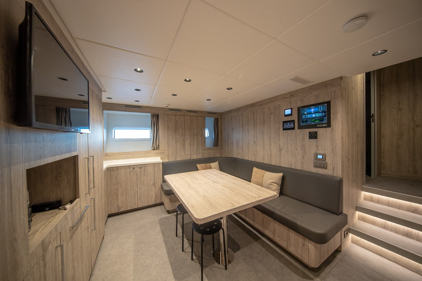 https://arconyachts.ams3.digitaloceanspaces.com/59851/conversions/large_4811274-optimize.jpg