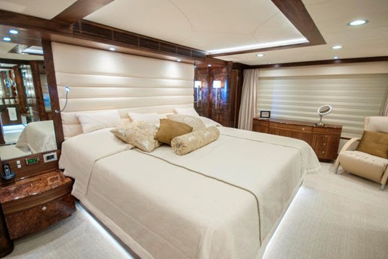 https://arconyachts.ams3.digitaloceanspaces.com/59852/conversions/large_3998930-optimize.jpg