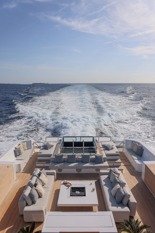 https://arconyachts.ams3.digitaloceanspaces.com/59872/conversions/large_4811282-optimize.jpg