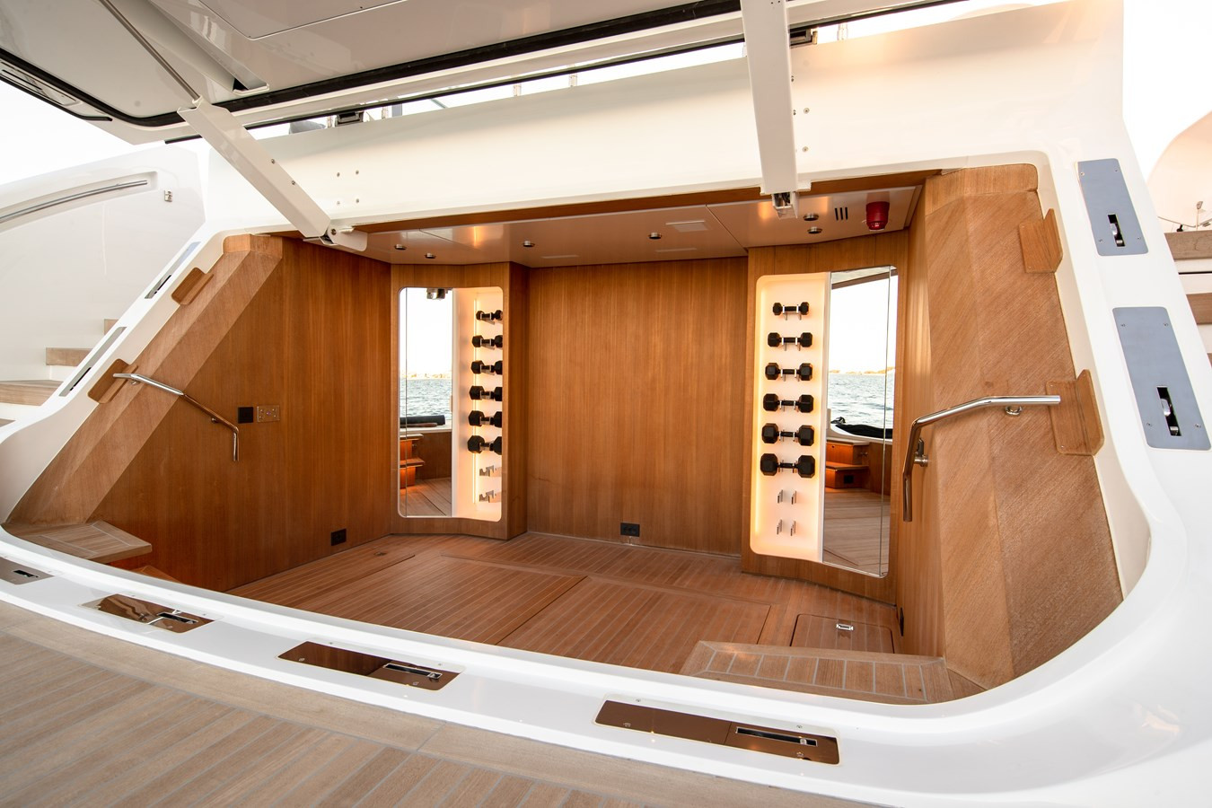 https://arconyachts.ams3.digitaloceanspaces.com/59881/conversions/large_4811285-optimize.jpg