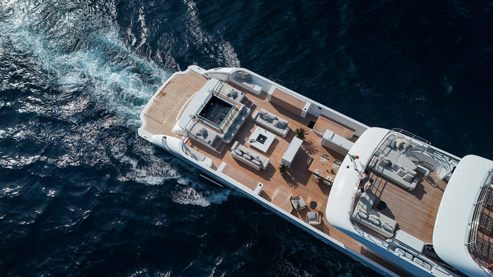 https://arconyachts.ams3.digitaloceanspaces.com/59893/conversions/large_4811290-optimize.jpg