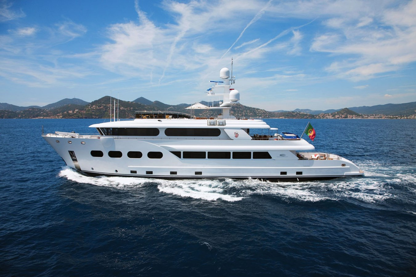 https://arconyachts.ams3.digitaloceanspaces.com/59894/conversions/large_4333365-optimize.jpg