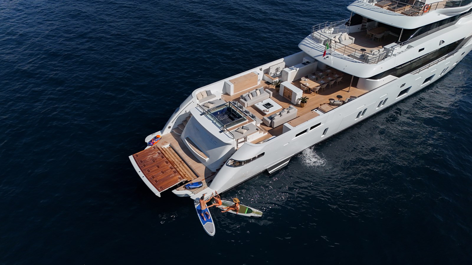 https://arconyachts.ams3.digitaloceanspaces.com/59896/conversions/large_4811291-optimize.jpg