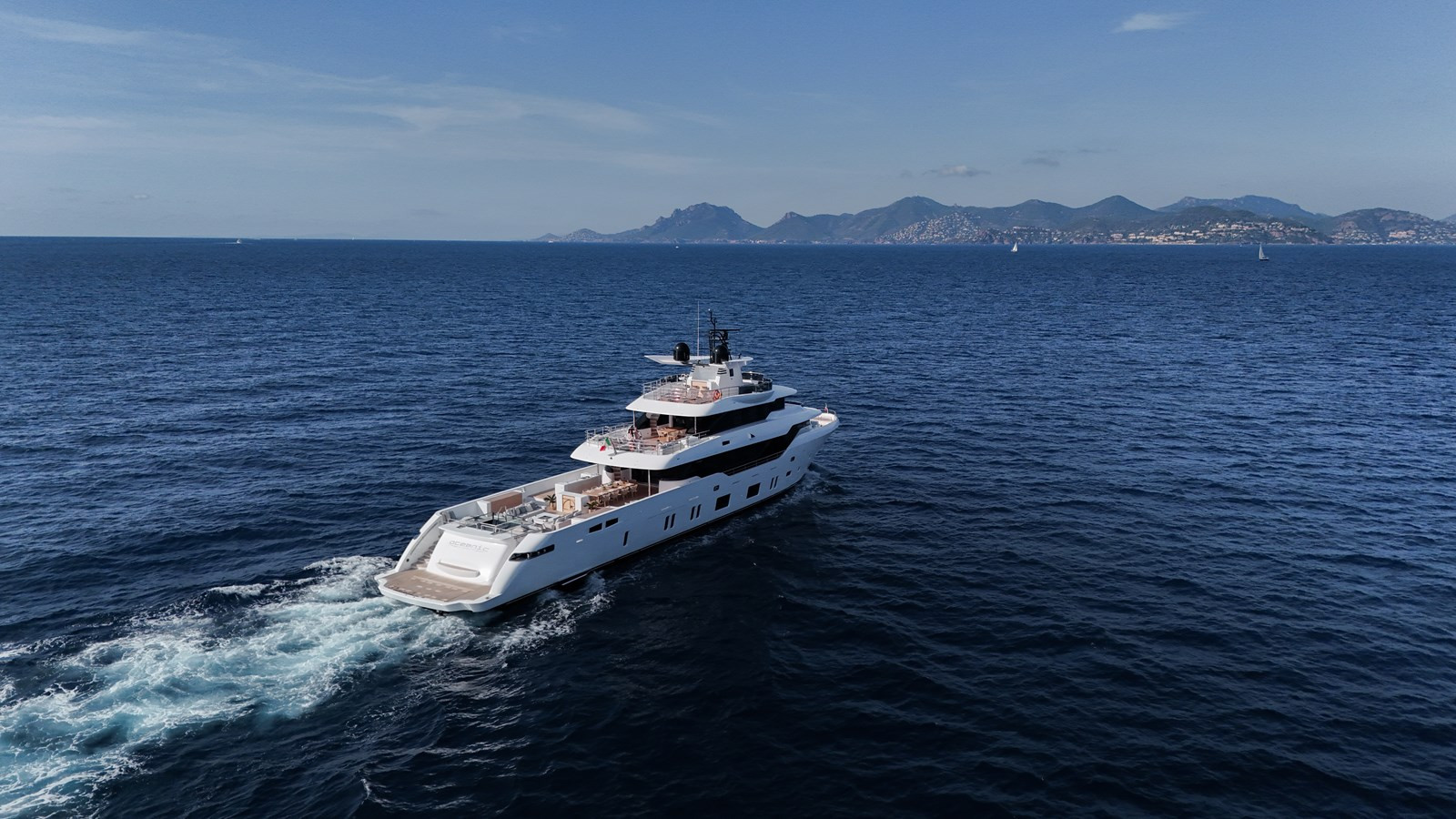 https://arconyachts.ams3.digitaloceanspaces.com/59921/conversions/large_4811299-optimize.jpg