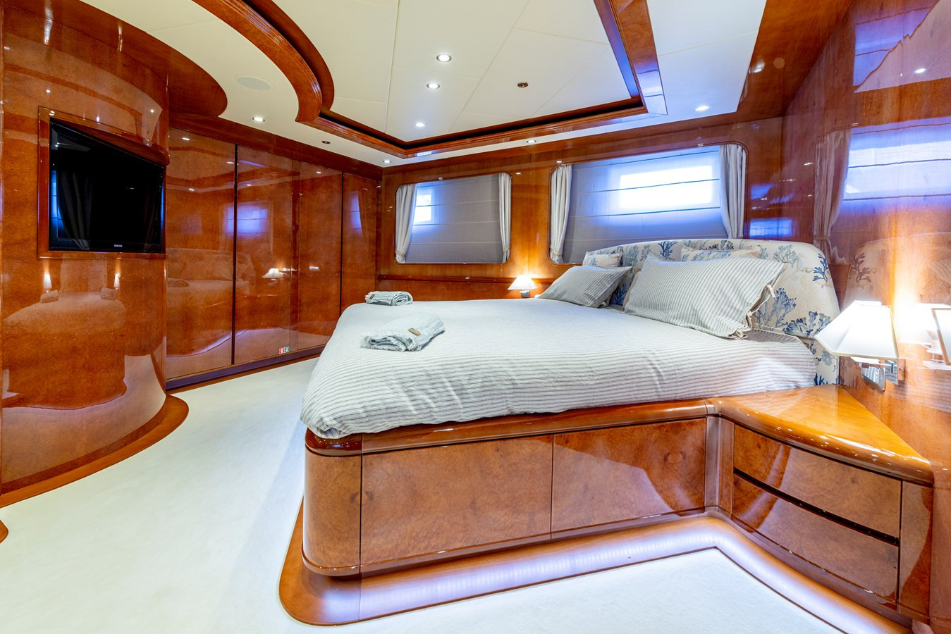https://arconyachts.ams3.digitaloceanspaces.com/59934/conversions/large_4333382-optimize.jpg