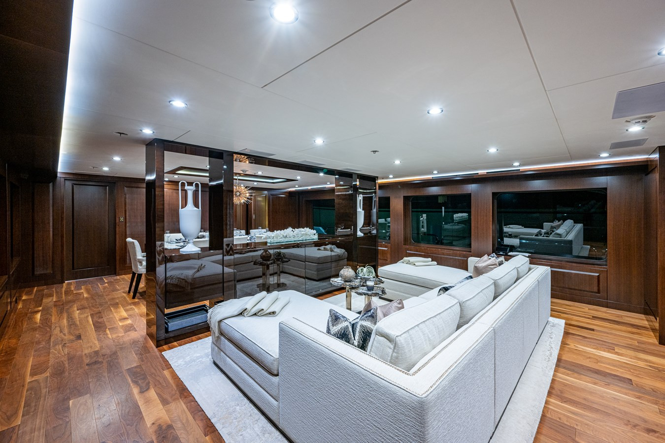 https://arconyachts.ams3.digitaloceanspaces.com/60034/conversions/large_4598533-optimize.jpg