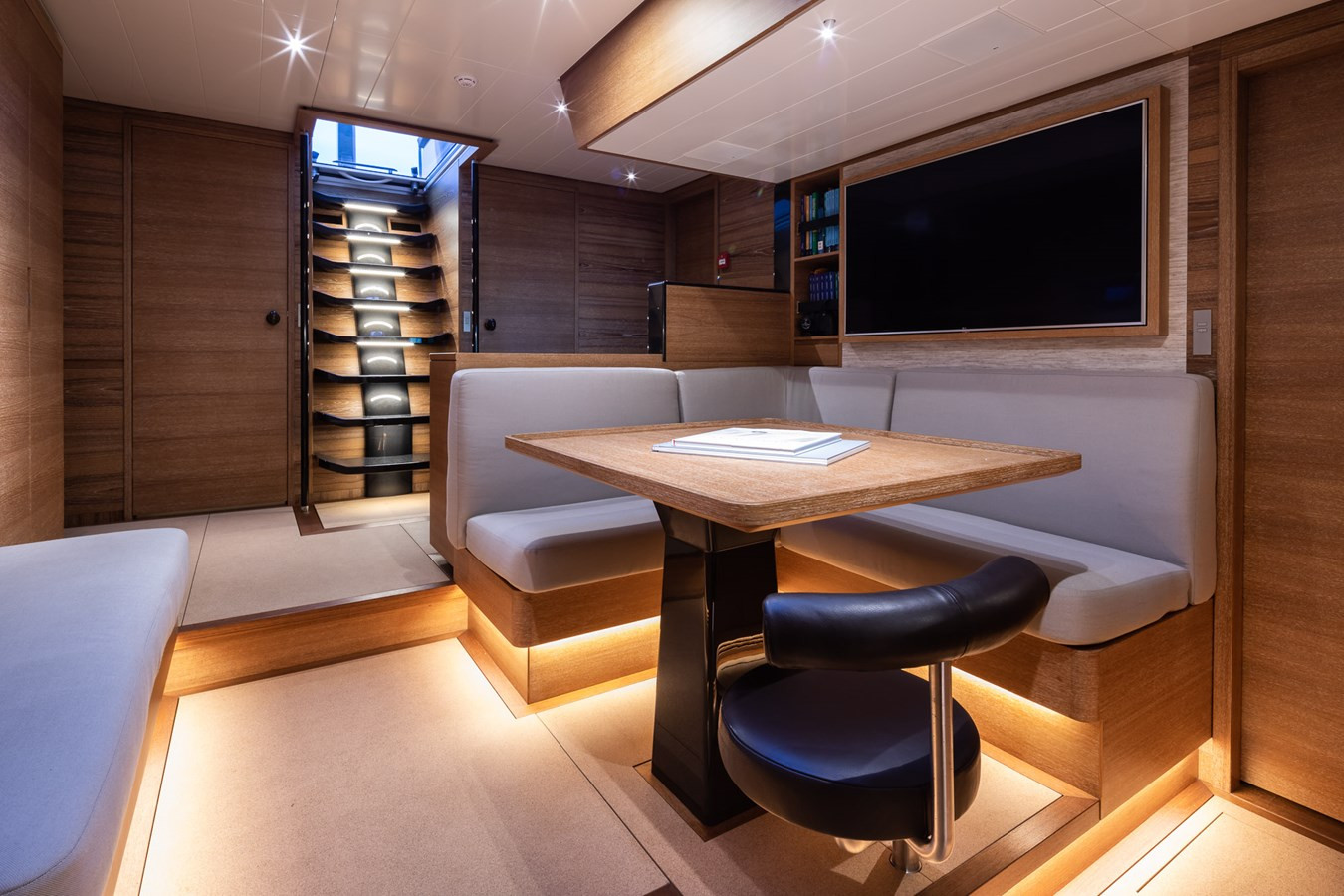 https://arconyachts.ams3.digitaloceanspaces.com/60106/conversions/large_4716796-optimize.jpg