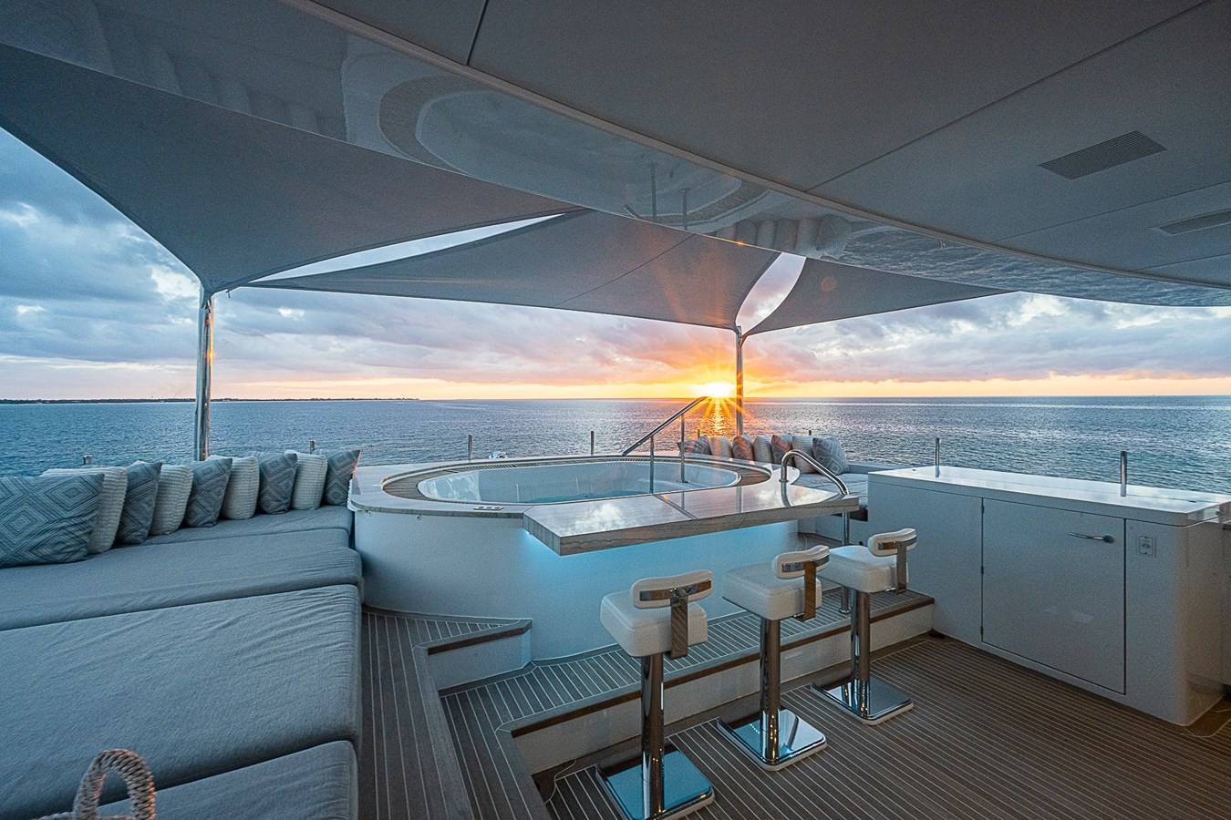 https://arconyachts.ams3.digitaloceanspaces.com/60166/conversions/large_4599907-optimize.jpg