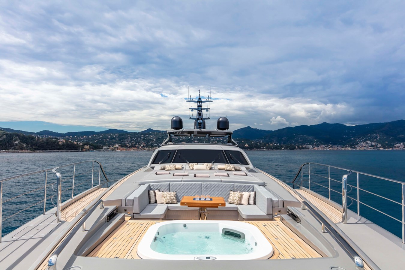 https://arconyachts.ams3.digitaloceanspaces.com/60447/conversions/large_4733703-optimize.jpg