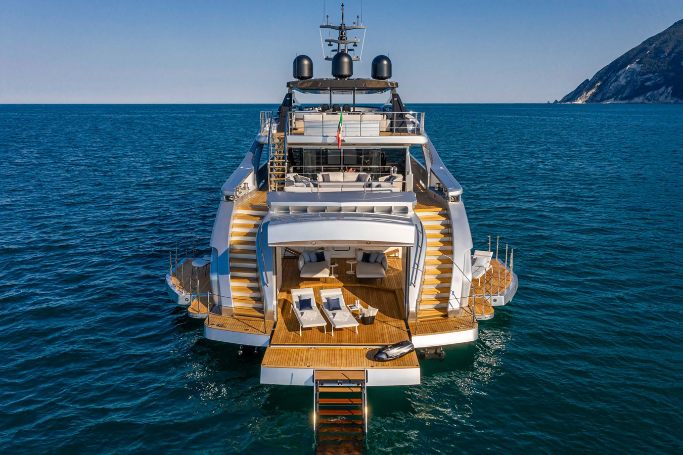 https://arconyachts.ams3.digitaloceanspaces.com/60472/conversions/large_4733713-optimize.jpg
