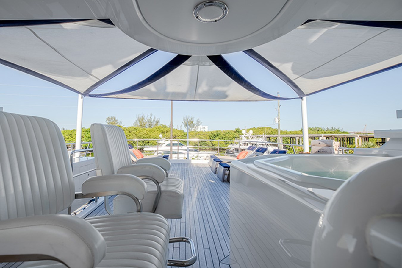 https://arconyachts.ams3.digitaloceanspaces.com/60481/conversions/large_2960865-optimize.jpg