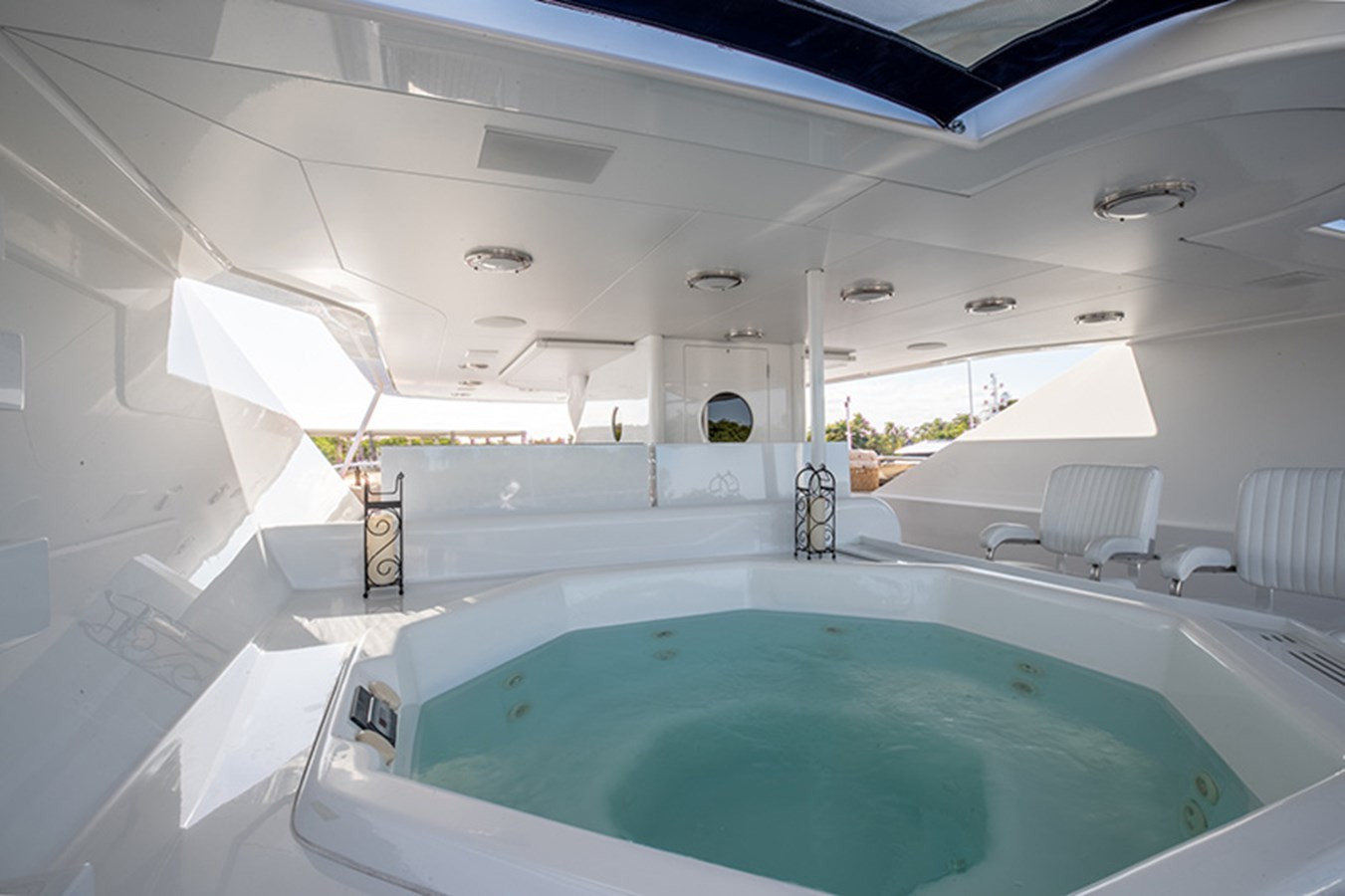 https://arconyachts.ams3.digitaloceanspaces.com/60484/conversions/large_2960866-optimize.jpg