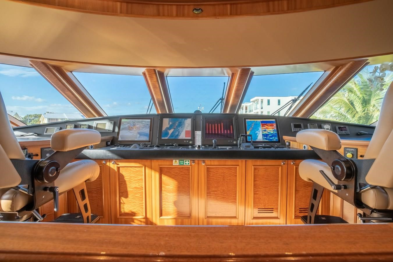 https://arconyachts.ams3.digitaloceanspaces.com/60681/conversions/large_4281854-optimize.jpg