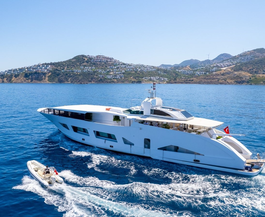 https://arconyachts.ams3.digitaloceanspaces.com/60745/conversions/large_4538885-optimize.jpg