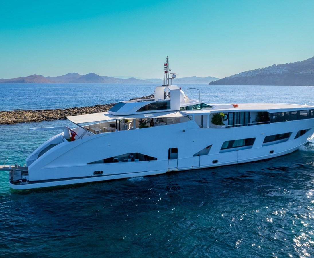 https://arconyachts.ams3.digitaloceanspaces.com/60759/conversions/large_4538890-optimize.jpg