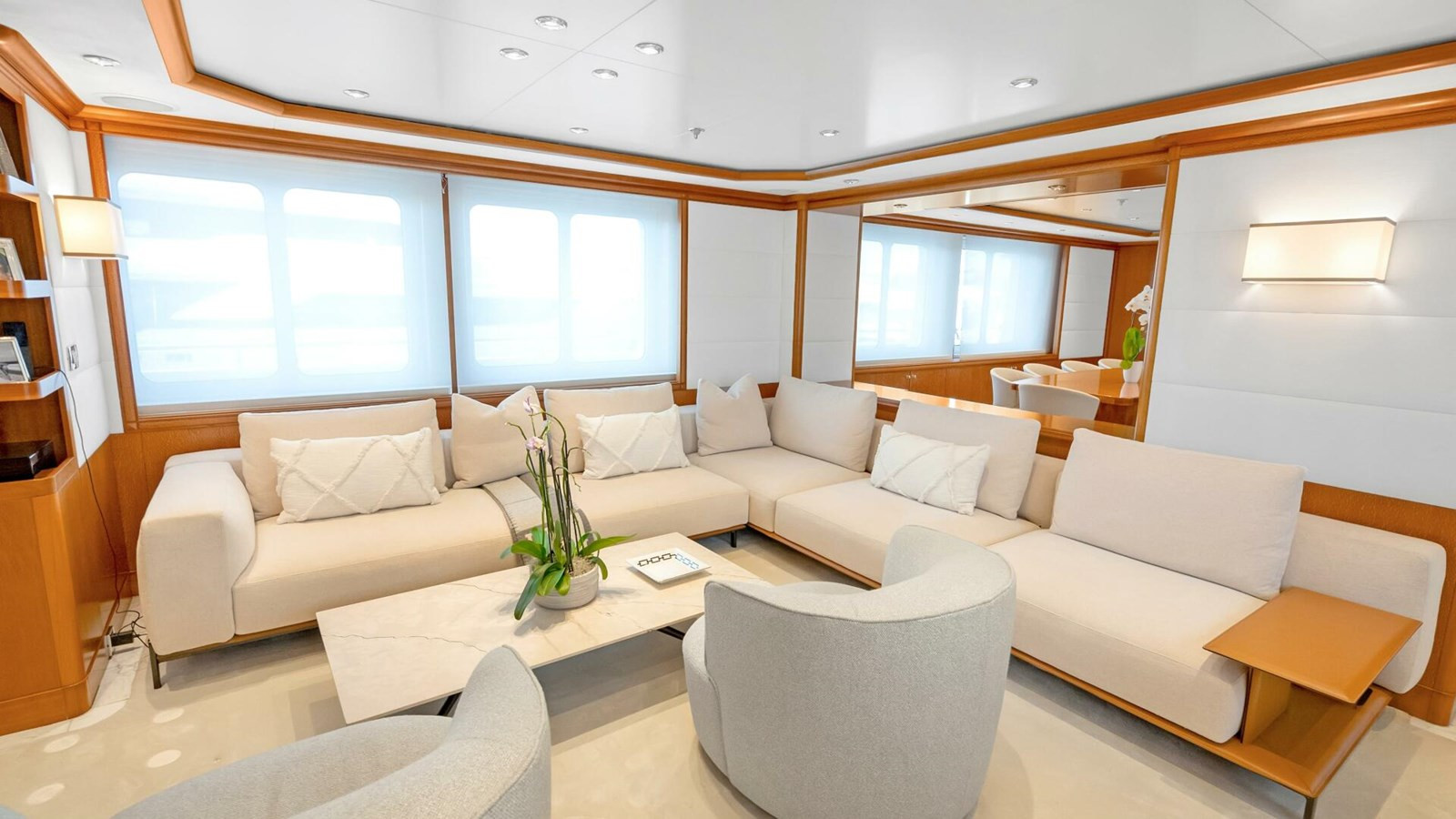 https://arconyachts.ams3.digitaloceanspaces.com/60778/conversions/large_4852622-optimize.jpg